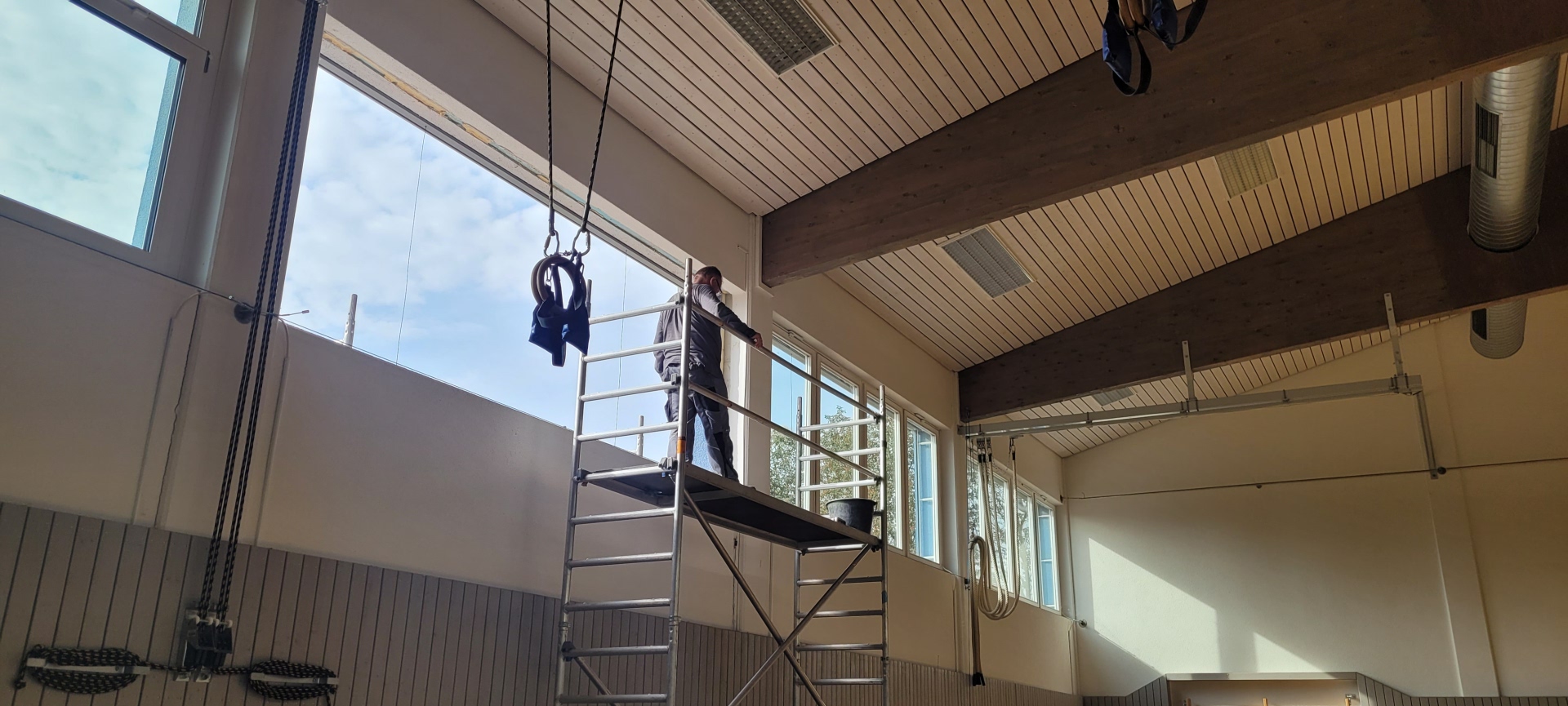 Mitarbeiter der Tischlerei Christ aus Waldlaubersheim erneuern die Fenster in der Offsteiner Engelsberghalle
