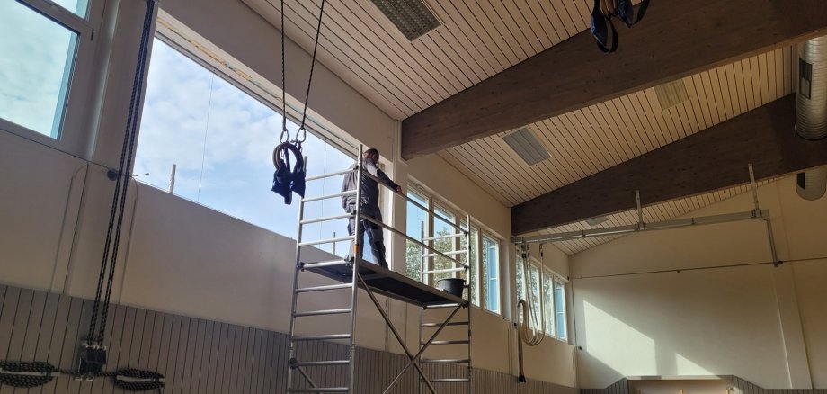 Mitarbeiter der Tischlerei Christ aus Waldlaubersheim erneuern die Fenster in der Offsteiner Engelsberghalle
